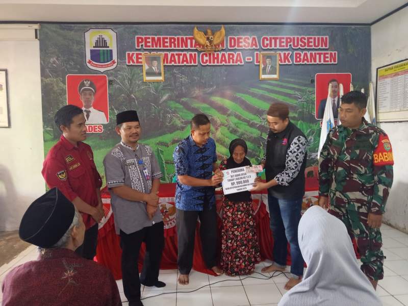 Pelaksanaan Penyaluran BLT DD Citeuseun Kasi Ekbang Kec. Cihara Judin Jiwangkara pada Kamis, (13/03/2025).